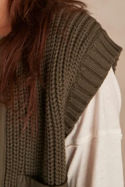 Maison 123 Gilets Courts|Gilets Sans Manches>Gilet sans manches Laurena Produit labellisé We Care mettant en avant l'utilisation de matières plus responsables et la valorisation de la production locale VERT